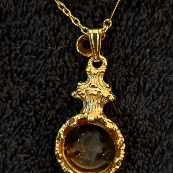 Jewelry - Elegant Gold Pendant Necklace